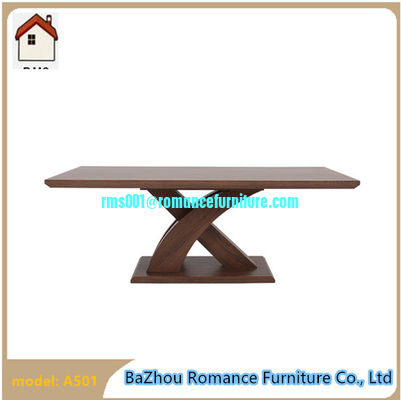 Table basse en MDF en forme de X dans le centre de la maison A501