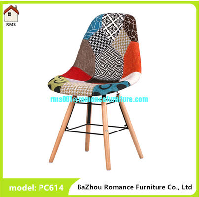 chaise en tissu eames avec jambes en bois PC614