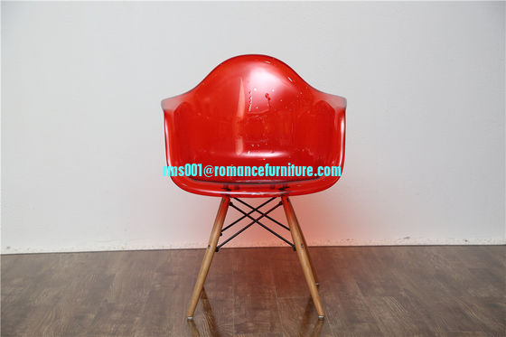 Un siège en plastique avec accoudoir de conception attrayante