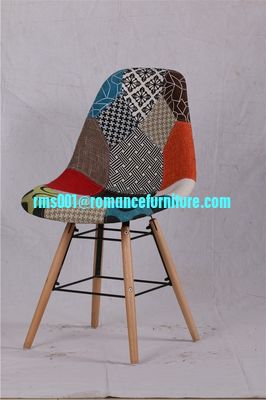 chaise en tissu eames avec jambes en bois PC614